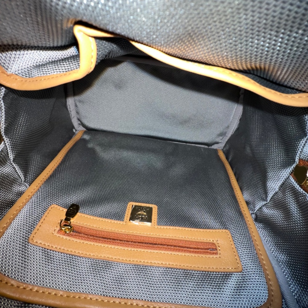 Backpack - Picture 5 of 7